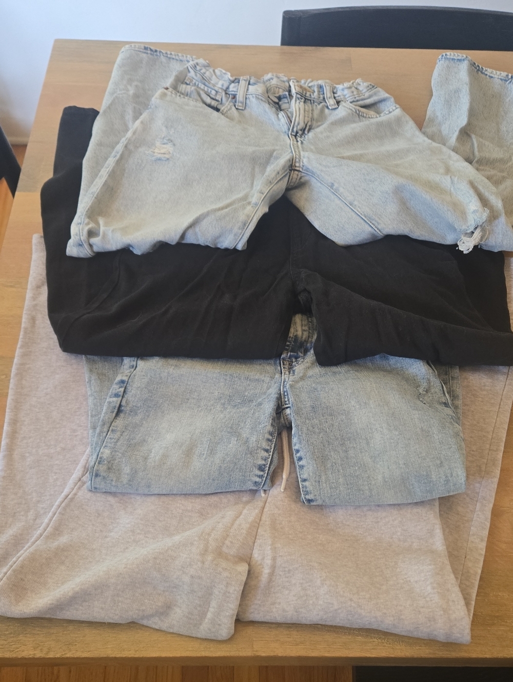 Bundle of 4 Bottoms – 3 Jeans + 1 Sweatpants